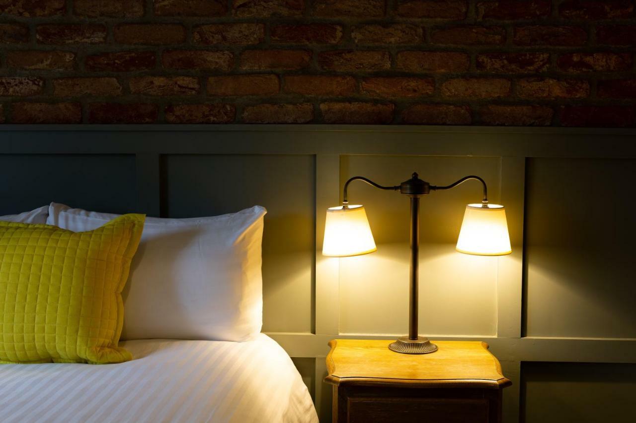 The Poacher Inn Hook  Bilik gambar